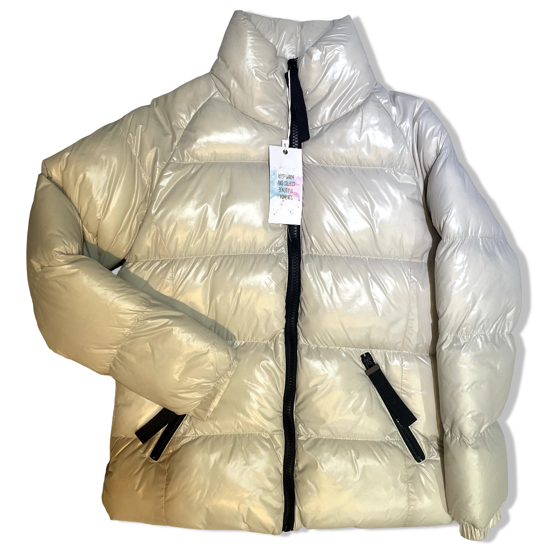 CAMPERA HUESO CON CIERRES NEGROS