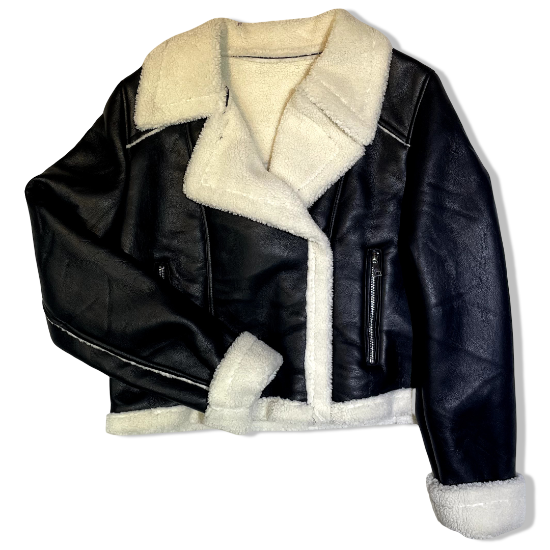 CAMPERA DE ECOCUERO CON CORDERITO